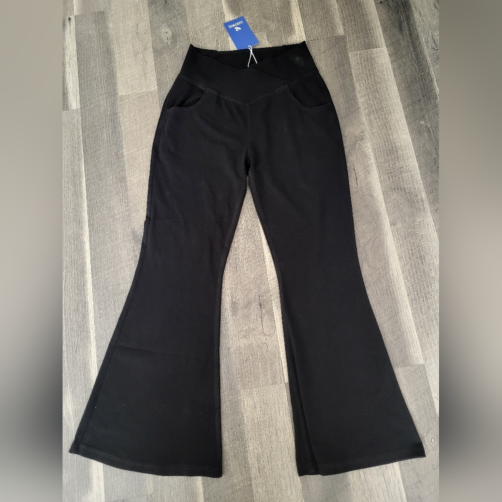 NWT Lustriq Black, High Waisted,Flare Leg Yoga/Legging Pants With Pockets Size L